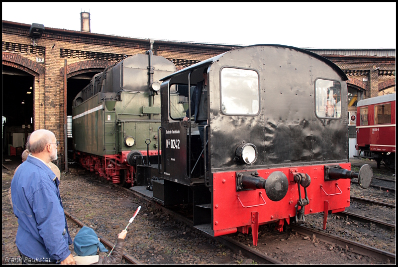 K� 0242 holt den zweiten Tender der 18 201 aus dem Schuppen. Was f�r Dimensionen... (Baujahr 1936, Umzeichnung 1970 in  100 042-1 , gesehen Bw Sch�neweide 04.10.2009)