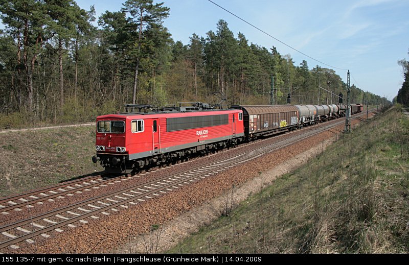 Mit diesem bunten Mix hat der  Energieriegel  DB Schenker 155 135-7 wahrlich keine Probleme (Gr�nheide Fangschleuse, 14.04.2009)