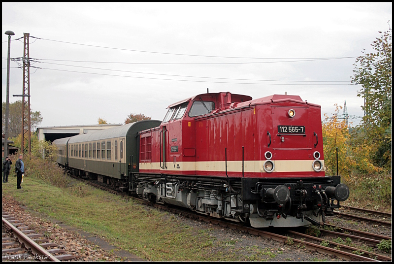 PRESS 112 565-7 könnte mit den Reisezugwagen früher so auch an irgendeinem Bahnhof gestanden haben (NVR-Nummer 92 80 1202 565-8 D-PRESS; LEW 1973/13883; ex ALS, DR 202 565; Eisenbahnfest des TEV zum Weimarer Zwiebelmarkt, Weimar 10.10.2009)