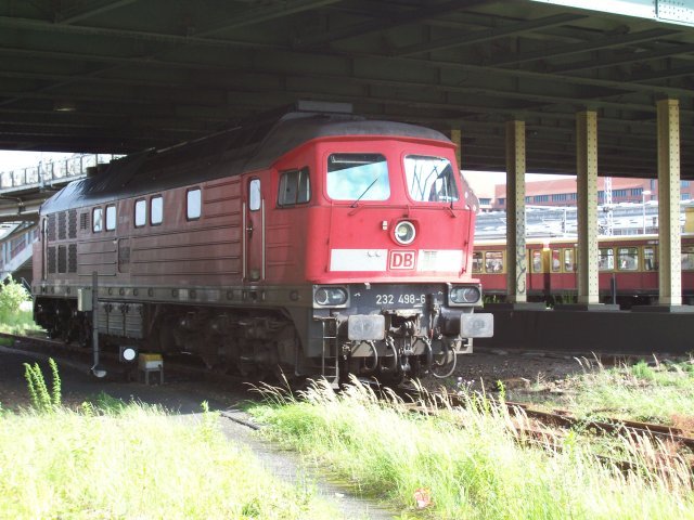Railion 232 498-6 (ex 132 498-7) versieht den Dienst bei der Fa. Talgo beim zusammenstellen der CNL-Z�ge (Berlin Warschauer Str, 05.07.2007)