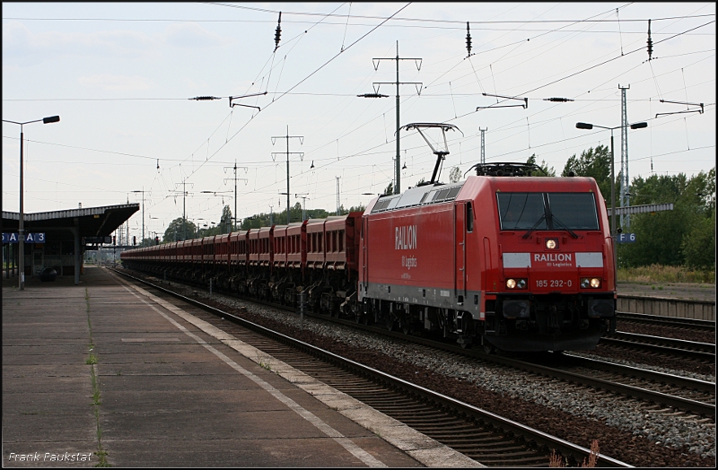 RAILION Logistics 185 292-0 und Seitenkippwagen Richtung Gr�nauer Kreuz (Berlin Sch�nefeld, 08.08.2009)