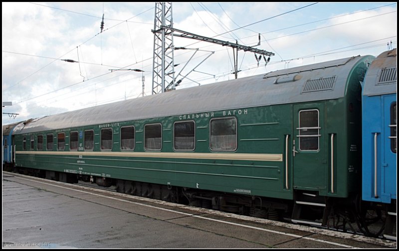 RZD 522070-80434-2 WLABm in der gr�nen Lackierung mit ockerfarbenen Band ist ein Schlafwagen (Berlin Lichtenberg 12.10.2009)