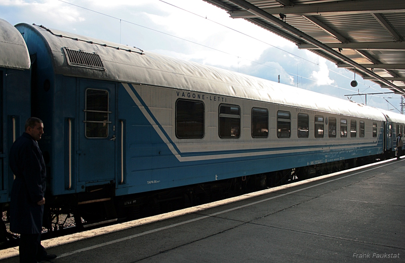 RZD 622070 80436 5 WLABm in der hellblau/wei�en Lackierung ist ein Schlafwagen (Berlin Lichtenberg 12.10.2009)