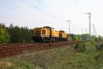 Mit einer Schneeschleuder (40 80 947 5 156-2) f�hrt DB Netz 203 308-2 (9280 1203 308-2 D-DB) am Fotopunkt vorbei (Berlin Wuhlheide, 23.04.2009).