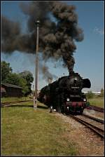 52 8184-5 und 50 3708-0 als Doppeltraktion mit dem Fotog�terzug (Dampflokfest im Traditionsbahnbetriebswerk Sta�furt, gesehen Sta�furt-Leopoldshall 05.06.2010)