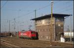Zur Ruhepause f�hrt HGK 145-CL 012 / 145 090 am alten Stellwerk Agf vorbei (gesehen Angerm�nde 26.02.2011)