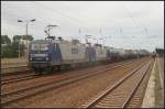 Das RBH-Doppel 143 041-2 (RBH 103) und 143 874-6 (RBH 101) ist am 17.07.2011 mit einem Kesselwagenzug in Berlin Sch�nefeld Flughafen unterwegs.