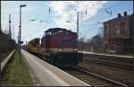WFL 18 / 201 101 mit einem Schienenkran am 15.04.2013 in Wustermark-Priort. Rechts steht das urspr�ngliche Bahnhofsgeb�ude, das immer weiter verf�llt.