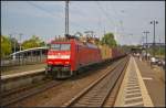 DB Schenker 152 011-3 mit einem Container-Zug am 05.09.2014 durch Uelzen