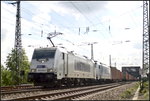 Metrans 386 002-0 mit Wagenlok E 186 437 und Containerzug am 21.05.2010 am Abzweig Elbbr�cke (NVR-Nummer 91 54 7386 002-0 CZ-MT)