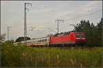 DB Fernverkehr 120 119-3 schob am sp�ten Abend des 30.08.2017 einen IC Richtung Lichtenberg durch die Berliner Wuhlheide