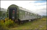 DR 61 80 98-80 302-5 Salon 847.1 steht neben vielen anderen ehemaligen DR-Wagen auf dem Gel�nde des ehemaligen DB-Regio Werks in Lutherstadt Wittenberg. Entdeckt wurde der Wagen w�hrend der Bahnaktionstage des F�rderverein Berlin-Anhaltinische Eisenbahn e.V. am 15.09.2013