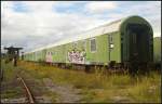 DR 61 80 92-80 203-1 Whzd�f-f steht neben vielen anderen ehemaligen DR-Wagen auf dem Gel�nde des ehemaligen DB-Regio Werks in Lutherstadt Wittenberg. Entdeckt wurde der Wagen w�hrend der Bahnaktionstage des F�rderverein Berlin-Anhaltinische Eisenbahn e.V. am 15.09.2013