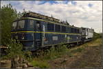 Der Zahn der Zeit nagt unübersehbar an DP 55 / 142 191-6 'Orient Express'. Die Lok war wie viele weitere der Baureihe DR 242 bzw DB 142 in der Schweiz im Einsatz. Die Lok wurde mit ihrer Schwesterlok und weiteren Loks und Güterwagen am 25.08.2018 auf einem Abstellgleis in Wittenberge entdeckt.
