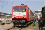 Mit einem Sonderzug kam die Löbauer 155 183. Sie ist Eigen des Unternehmen Maik Ampft Eisenbahndienstleistungen (MAED) und regelmäßig vor Güterzügen zum Einsatz. In besonderen Fällen wie zum 17. Dresdner Dampflokfest zieht sie auch Sonderzüge. Am 12.04.2025 steht sie am Ausziehgleis der Schiebebühne der IG Bw Dresden-Altstadt e.V. und zeigt sich den Besuchern. Diese Seite mit Latz ist Führerstand 2, der Führerstand 1 hat ihn nicht. Die Lok ist in Altrot lackiert (NVR-Nummer 91 80 6 155 183-7 D-MAED).<br>
---<br>
Die Lok wurde 1982 beim VEB Lokomotivbau Elektrotechnische Werke  Hans Beimler  Hennigsdorf (LEW) als 250 183-1 gebaut und erhielt im gleichen Jahr das Bw Erfurt. Die Deutsche Reichsbahn der DDR zeichnete die Lok 1993 dann in 155 183 um und entsprach so dem Baureihenschema der Deutschen Bahn. Im Jahr 2016 kaufte das Unternehmen Maik Ampft Eisenbahndienstleistungen die Lok. Dadurch das sie lange Güterzüge ohne große Probleme ziehen konnte und auch ihre technischen Daten damals überzeugten, erhielt sie die Spitznamen  Energiekontainer  oder auch  Energieriegel .