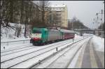Den einzelnen russischen Kurswagen bringt DB Fernverkehr 186 130-1 vom Pariser Nachtzug nach Wannsee. Hier bei der Vorbeifahrt am S-Bahnhof Berlin Prenzlauer Allee am 31.12.2010