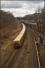 Zwischen Humboldthain und Gesundbrunnen f�hrt die heutige S-Bahnstrecke an der parallel verlaufenden Hochstra�e.