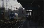 Entlang des Bahnsteigs: NEB VT 643.16 / 643 372 f�hrt an der au�erhalb des Bahnhofs wartenden NE27 nach Wensickendorf vorbei (gesehen Berlin-Karow 26.03.2012)