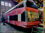 Ein erster Prototyp der Baureihe 670, auch „Demonstrator“ genannt, wurde der Öffentlichkeit im Herbst 1994 und bei der Messe Innotrans im Oktober 1996 in Berlin vorgestellt. Der „Demonstrator“ war komplett in Rot lackiert, trug die Betriebsnummer 670 000 und wurde im Gegensatz zu den sechs Serienfahrzeugen nie für den Personenverkehr zugelassen. Heute steht er beschädigt im Depot der IG Bw Dresden-Altstadt e.V. und konnte zumindest von außen währen des 17. Dresdner Dampfloktreffen am 12.04.2025 fotografiert werden.<br>
---<br>
Gebaut wurde der Doppelstock-Schienenbus im Jahr 1994 und blieb bis 1998 beim Hersteller DWA. Nach dem Aufkauf durch Bombardier wurde er an FERROPOLIS Gräfenheinichen vermietet, wo er die Nummer 670 000 erhielt. Danach übernahm ihn die Traditionsgemeinschaft Ferkeltaxi e.V.. Wann er zum Verkehrsmuseum Dresden gGmbH kam, ist nicht komplett belegt.
