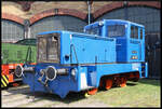 Die blaue DR V 15 1001 sonnte sich vor Haus 4 am Tor 6 in der Sonne, was während 17. Dresdner Dampflokfest am 12.04.2025 zu einem Foto einlud. Die Lok ist eine Leihgabe an die IG Bw Dresden-Altstadt e.V. Die Loks des Typs V 15 B wurden in großer Stückzahl gebaut und gingen an die Deutsche Reichsbahn und wurden als Werksloks eingesetzt.<br>
<br>
Gebaut wurde die Kleinlok Im Jahr 1959 von den VEB Lokomotivbau Karl Marx, Portsdam-Babelsberg. Im gleichen Jahr kam sie als V 15 1001, einer Nullserie, zur Deutschen Reichsbahn (DR). 1961 wurde sie an das Seifenwerk Riesa vermietet. Im Jahr 1962 kam sie als Werklok zu dem VEB Binnenhäfen Mittelelbe, Magdeburk wo sie als  5  geführt wurde. Die Lok war dort bis 1991 im Einsatz. 1991 ist sie in den Bestand des Verkehrsmuseum Dresden (VMD) aufgenommen worden und erhielt ihre ursprüngliche Nummer wieder.