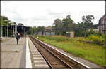 Der heutige S-Bahnhof Berlin-Zehlendorf (09/2017) mit seinen beiden Bahnsteigen. Der linke wird, wie auch schon bei der Eröffnung 1838 von der S-Bahn bedient. Hier fährt die Linie S1 Wannsee - Oranienburg. Der rechte Bahnsteig war bis 1980 für den Vorortverkehr und den sogenannten 'Bankierszügen' aus Wannsee gedacht. Die Züge fuhren zum ehemaligen Potsdamer Bahnhof (heute Potsdamer Platz). Auf der abgewandten Seite des Bahnsteigs führt noch ein Gleis für den Güterverkehr vorbei