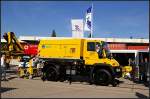 Zweiwege-Arbeits- und Rangierfahrzeug mit Wechselaufbauten f�r Frontseilwinde, Kran, Schneepflug, Hubarbeitsb�hne und Rillenreinigung auf Basis des Unimog U400 (INNOTRANS 2010, gesehen Berlin