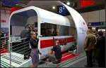 Graffiti an Z�gen und Wagen zu entfernen ist Zeit- und Kostenaufwendig. 3M stellt eine spezielle Folie vor, die den Aufwand minimiert. Die Folie soll nach Aussage bis zu 5 Jahre halten (INNOTRANS 2010, gesehen Berlin 23.09.2010)