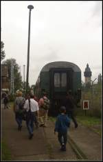 Trotz bedecktem Himmel, es war Grau in Grau, kamen viele Besucher zum Eisenbahnfest nach Sch�neweide (gesehen 10.09.2011 beim 8.