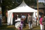 Auch der DB Bahnshop ist wieder beim 5. Berliner Eisenbahnfest vertreten (gesehen Berlin Bw Sch�neweide 09.09.2012)