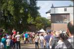 Bei sch�nsten Wetter bildeten sich an den beiden Kassen lange Warteschlangen zum 5. Berliner Eisenbahnfest (gesehen Berlin Bw Sch�neweide 09.09.2012)
