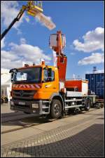 Auf Basis eines MB Actros 1833 hat die niederl�ndische Firma Hilton ein Zweiwegefahrzeug mit Hebeb�hne gebaut.