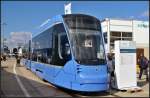 Zug 2806 der M�nchener Verkehrsgesellschaft (MVG) vom Typ Siemens Avenio, ausgestellt auf der InnoTrans 2014 in Berlin.

Daten: Spannung 750 V DC, Spurweite 1435 mm, L�nge 36.85 m, H�he 3.55 m, Einstiegsh�he 300 mm, Kapazit�t 216 Pl�tze (69 Sitzpl�tze), max. Geschwindigkeit 70 km/h

Webseite: http://www.mobility.siemens.com/mobility/global/de/nahverkehr/schienenverkehr/strassenbahn/avenio/seiten/avenio.aspx

