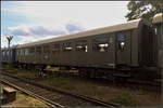 Leider war �ber Hersteller und Baujahr von DR 260-327 B4gml nicht viel zu erfahren, au�er das er zuletzt bei der DB im Einsatz war. Der dunkelgr�ne Wagen der Gattung B�e 363 stand mit weiteren Wagen w�hrend des 15. Berliner Eisenbahnfest in Berlin Betriebsbahnhof Sch�neweide auf einem Seitengleis am Lokschuppen (DR 260-327 B4gml / D-DLFB 51 80 29-11 111-1 B�e 363).
