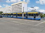 LVB 1307, ein LFB Leoliner NGTW6, fuhr am 10.08.2023 als L Fahrschule mit einem weiteren Leoliner in die Haltestelle Leipzig Bayerischer Bahnhof ein.