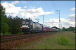 Die von MRCE angemietete 182 530-6 / ES 64 U2-030 mit einem Leerpark eines BahnTouristikExpress-Sonderzugs fuhr am 26.05.2017 durch die Berliner Wuhlheide