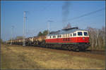 DB Cargo 232 045-5 fuhr mit leeren Knickkesselwagen am 09.04.2018 durch die Berliner Wuhlheide.
