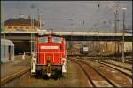 DB Schenker 363 124 sonnt sich in der Abendsonne an einem Stumpfgleis. Im Hintergrund ist 143 936 (RBH 109) am 18.04.2013 in Cottbus abgestellt