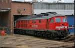 DB Schenker 232 413-5 steht vor der Halle im Betriebswerk (durch den Zaun fotografiert, gesehen Cottbus 30.06.2010)