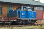 Fast am Ende des Güterschuppens stand EGP 212 314-9 mit einigen Flachwagen in Wittenberge abgestellt. Die Lok trug am 25.08.2018 den Schriftzug 'HBC - Hanseatisches Bahn Contor GmbH'.
