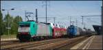ITL E 186 132 f�hrt am 24.07.2012 mit neuen Autos an der wartenden 185 526 in Berlin Sch�nefeld Flughafen vorbei
