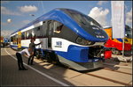 InnoTrans 2016 in Berlin: Auf Testfahrten und bei der offiziellen �bergabe konnte der neue Dieseltriebzug der Baureihe 632 bzw SA139 schon gesichtet werden. Auf der Messe wurde 632 024 der Niederbarnimer Eisenbahn (NEB) offiziell vorgestellt. Der Triebzug wird in Zukunft auf der Strecke Berlin-Lichtenberg und Kostrzyn eingesetzt werden. Das Fahrzeug ist f�r Mehrfachtraktion ausger�stet. Das Fahrgastinformationssystem nutzt GPS um rechtzeitig die n�chsten Informationen an die Fahrg�ste weiter geben zu k�nnen. Ausgestattet ist der Pesa LINK mit WLAN. Ausfahrbare Rampen erm�glichen es auch Rollstuhlfahrern das ungehinderte Zusteigen. F�r h�r- und sehbehinderte Menschen gibt es ein audio-/visuelles T�rfindesystem, auch in Braille-Schrift. Die ersten Triebfahrzeuge der Serie gingen an die Woidwodschaft West-Pommern, jetzt beginnt die Auslieferung an DB Regio und die NEB. Die Triebz�ge gibt es als ein-, zwei- und dreiteilige Fahrzeuge, Die H�chstgeschwindigkeit liegt zwischen 120 und 160 km/h (je nach Anforderung), die Leistung bei 2x 390 kW. Angetrieben werden die Triebz�ge von einem Motor Typ MTU 6H 1800 R85L. Alle Treibz�ge besitzen eine Scharfenbergkupplung.