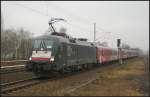Da die KISS-Triebz�ge noch keine Freigabe vom EBA haben, muss auf die ODEG auf dem RE4 mit Leihfahrzeugen fahren. Hier f�hrt der mit ES 64 U2-097 / 182 597-5 (MRCE) bespannte Zug am 20.12.2012 in Berlin-Jungfernheide ein.