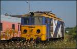 CTL Rail 21 / ET21-21 steht als Ersatzteilspender neben einem Wagen der Poczta Polska (57 5100 48325-5 Pdn) neben dem Betriebswerk Kostrzyn    Update: Verschrottet im Jahr 2017