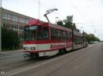 Tw 170 wartet am 17.07.2009 in der Berliner Strae auf die freie Fahrt. Im Hintergrund das ehemalige Hauptgebude von Cottbusverkehr