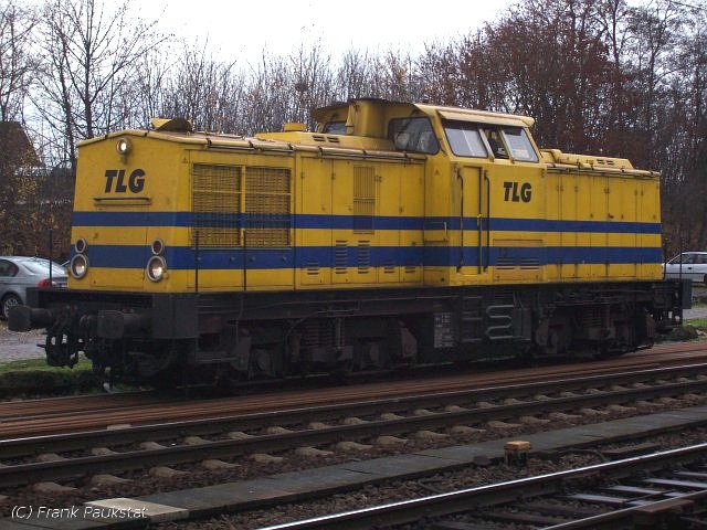 TLG V100, weiteres leider unbekannt, steht morgens um 5 Uhr auf einem Seitengleis (Bebra, 30.05.2005)