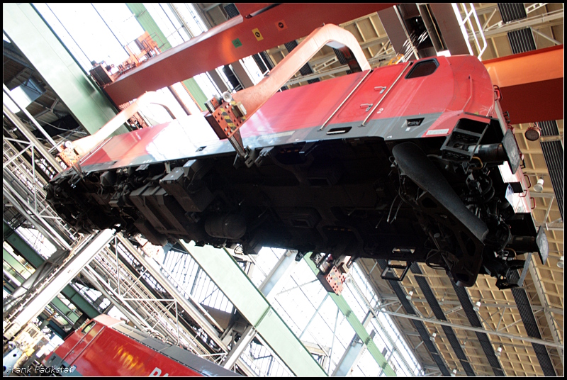 Vorf�hrung: Anheben einer Lok - Ein etwas anderer Blick unter die Lok. Der Kran hat die Lok gerade angehoben um sie dann �ber die Arbeitsgleise zu ihrem Ziel zu transportieren (135 Jahre Werk Cottbus, Cottbus 19.09.2009)