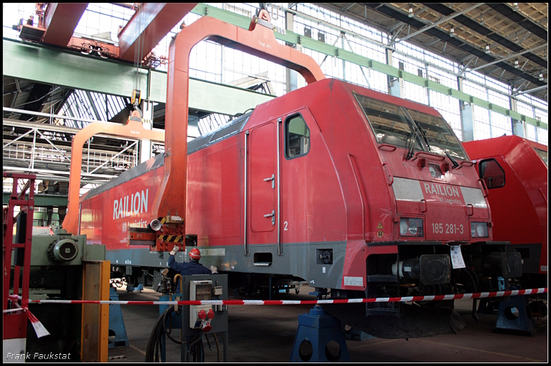 Vorf�hrung: Anheben einer Lok - Mit diesen beiden B�geln hebt der Kran sp�ter die Lok, hier 185 281-3, an (135 Jahre Werk Cottbus, Cottbus 19.09.2009)