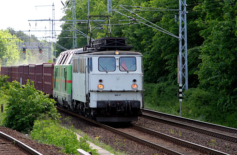 WAB 57 und WAB 25 mit Eanos-Wagen. Auf dem Dach sind noch die elektrischen Überbleibsel des Schweiz-Einsatzes zu erkennen. (NVR-Nummer 9180 6142 126-2 D-WAB, gesehen Eichwalde 14.05.2009).
