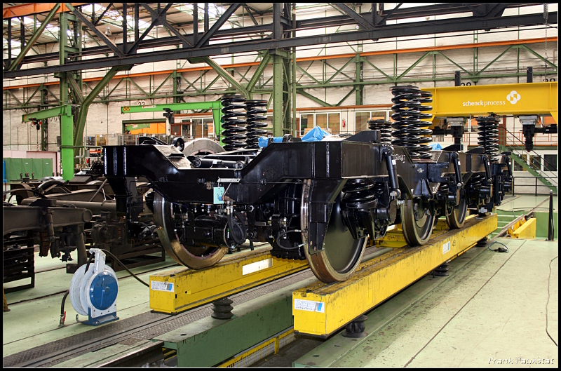 Welche Lok diese Drehgestelle bekommt war nicht herauszufinden. Sie kommen jedoch noch auf den Belastungsstand bevor es zum Einbau geht (80 Jahre Werk Dessau, Dessau-S�d 12.09.2009)