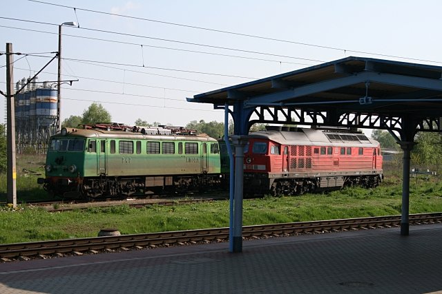 Zwei alte Lokomotiven, einmal eine Ludmilla und eine unbekannte E-Lok, w�hrend der Fahrt fotografiert (Wolsztyn, 03.05.2008).